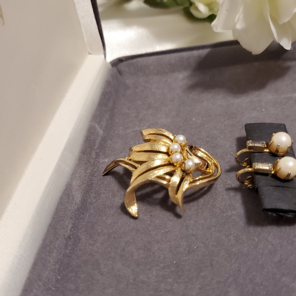 ♥️HOST PIC♥️ Brooch Signed Brooks Pearls ~Vintage Jewelry Set ~ Vintage Earrings - Picture 5 of 9